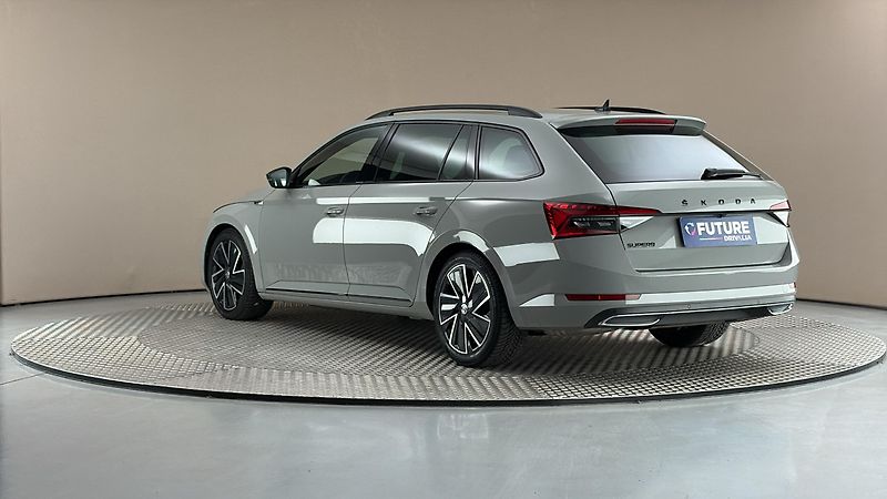 Škoda Superb 1.5 TSI Sportline Combi - fotka 2 z 30