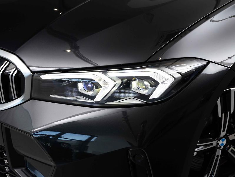 BMW Řada 3 330i xDrive Touring - fotka 8 z 20