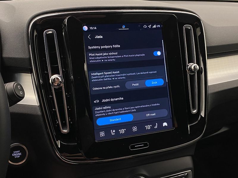 Volvo XC40 B3 AUT DARK PLUS - fotka 46 z 62