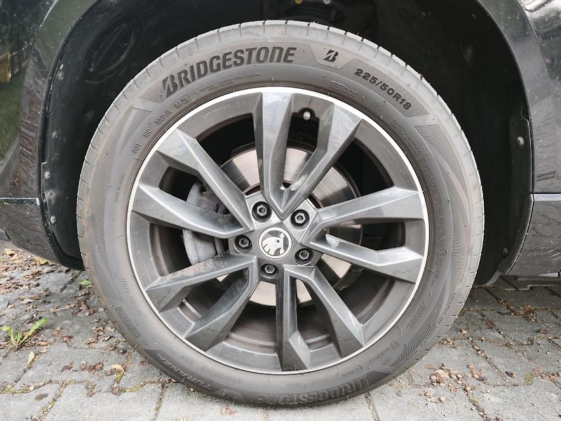 Škoda Karoq (2023) S-line 2.0 TSI 140 kW 4x4 DSG - fotka 23 z 27