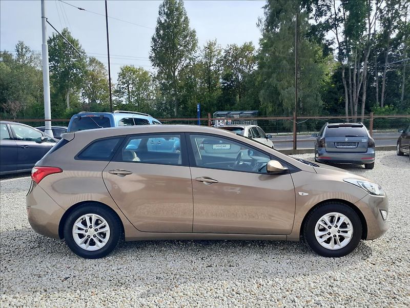 Hyundai i30 1,4i16V 73kW - fotka 8 z 48