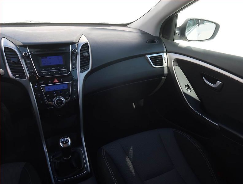 Hyundai i30 (2014) Weekend 1.6 MPI, Serv.kniha - fotka 8 z 17