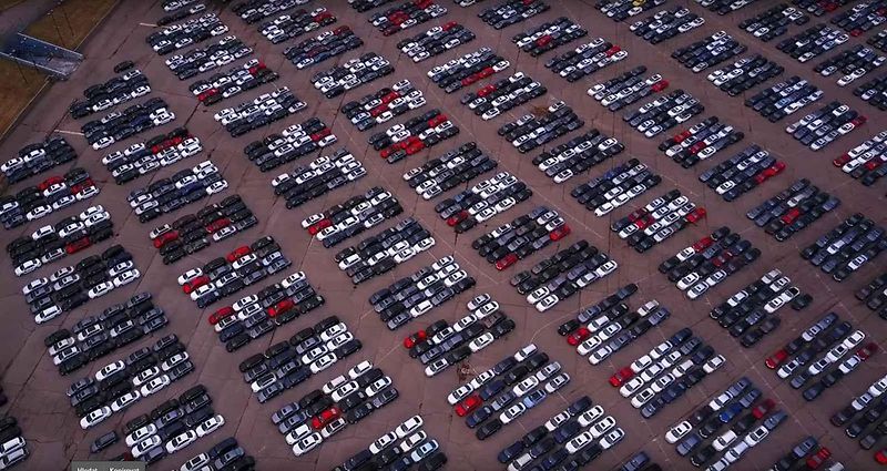Vykoupené Volkswageny stojící na zavřeném stadionu Pontiac Silverdome.