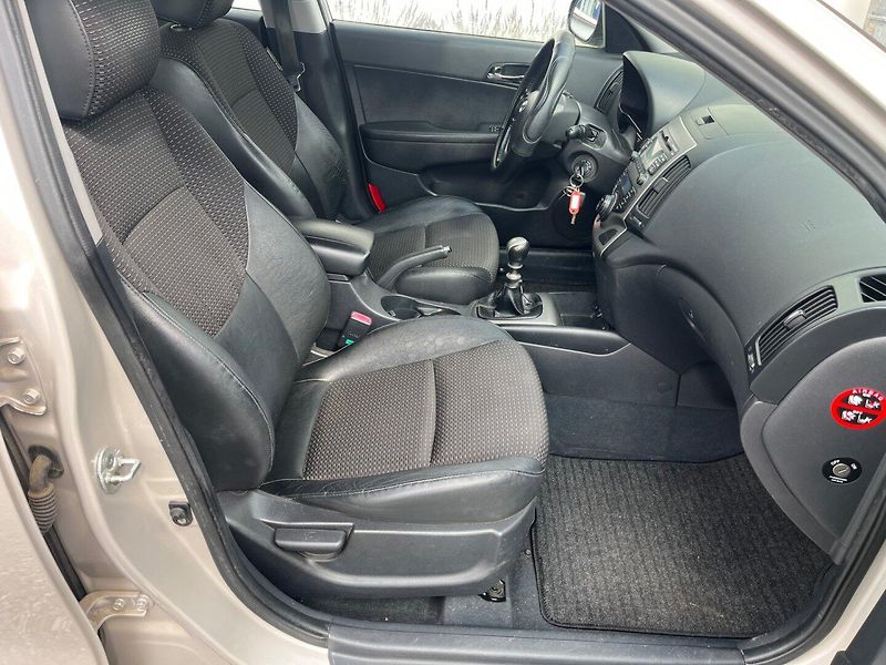 Hyundai i30 (2008) 1.6 CRDI - fotka 13 z 19