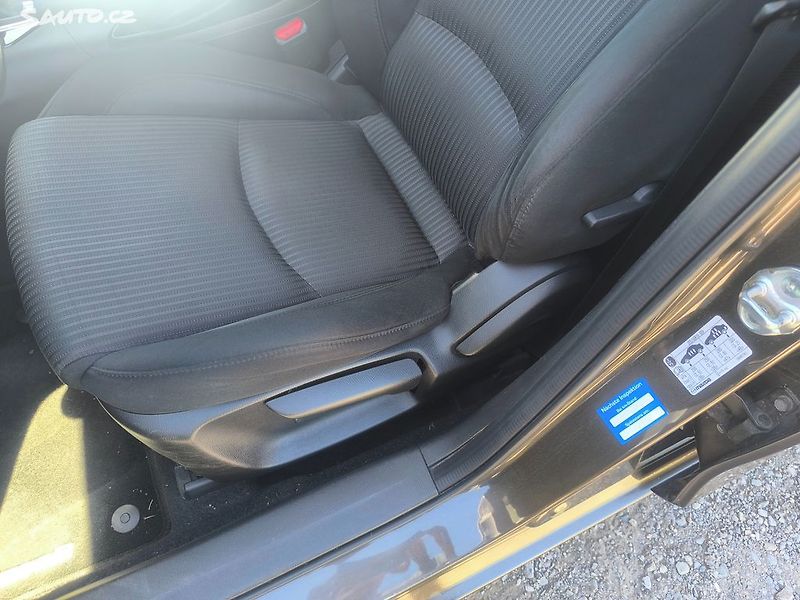 Mazda 3 20i,KRÁSNÁ,100KM,SERVISKA,1MAJ - fotka 19 z 27