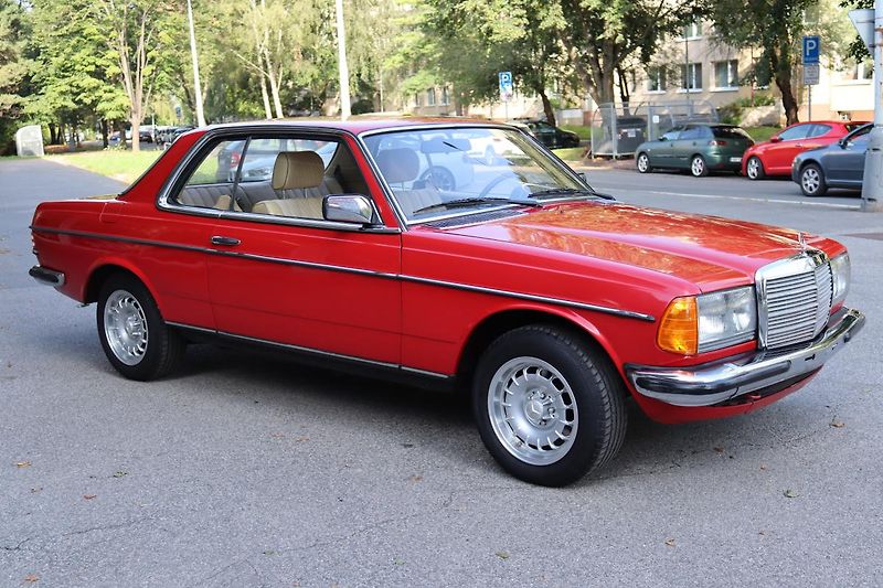 Mercedes-Benz 123 230CE KUPÉ AUTOMAT 100kW - fotka 8 z 48
