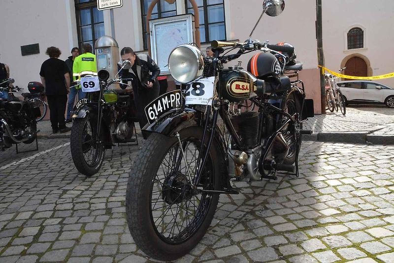 Stovka nablýskaných motocyklů a automobilů předválečné a meziválečné éry vyrazila v neděli z Horního náměstí v Přerově na spanilou jízdu regionem. Nejstarší účastnicí byla osmaosmdesátiletá Libuše Šulcová, která na trasu vyrazila na motocyklu BSA 770 se s