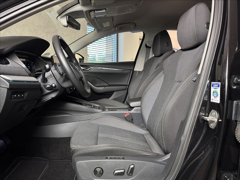 Škoda Octavia 2,0 TDi  DSG Tour Virtual LED - fotka 19 z 45