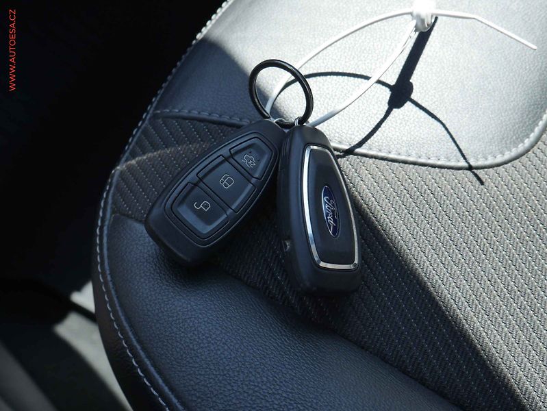 Ford Kuga (2015) 2.0 TDCi 4x4, ČR, AC, xenon - fotka 19 z 20