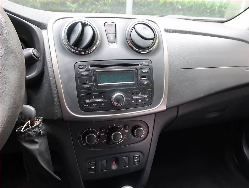 Dacia Sandero (2014) 1.2 16V, ČR,1.maj - fotka 12 z 15
