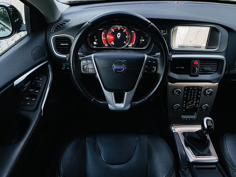 Volvo V40 2.0D3 MANUÁL CROSS SERVISKA  - fotka 25 z 43