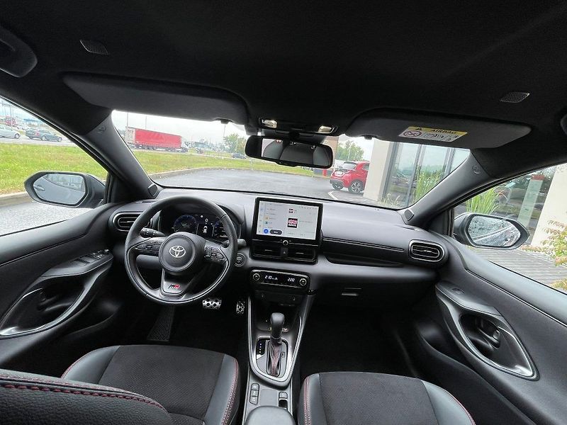 Toyota Yaris 1.5.Hybrid 130 HP GR Sport - fotka 24 z 27