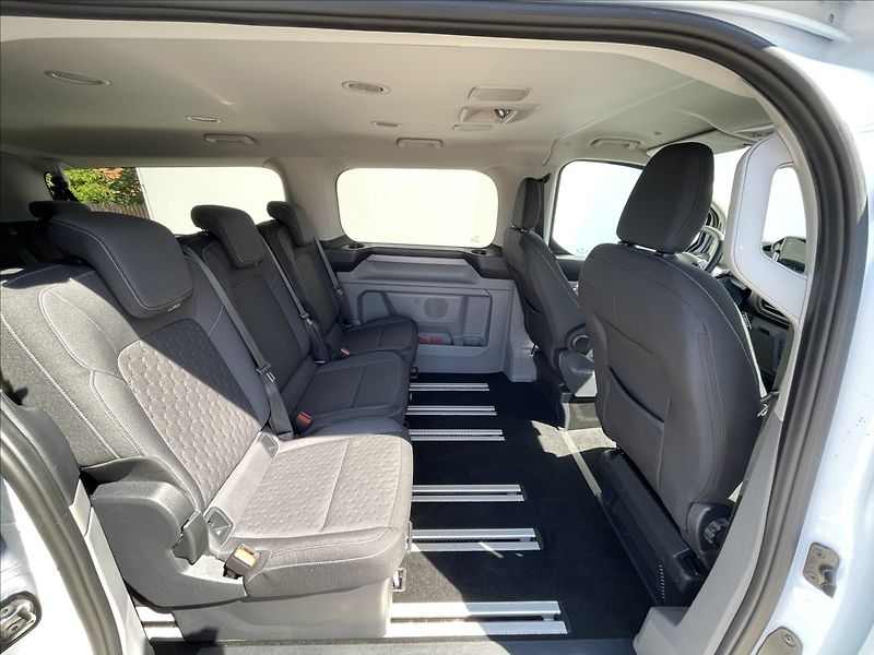 Ford Tourneo Custom 2,0 EcoBlue AWD A8 Titanium L2 - fotka 13 z 21