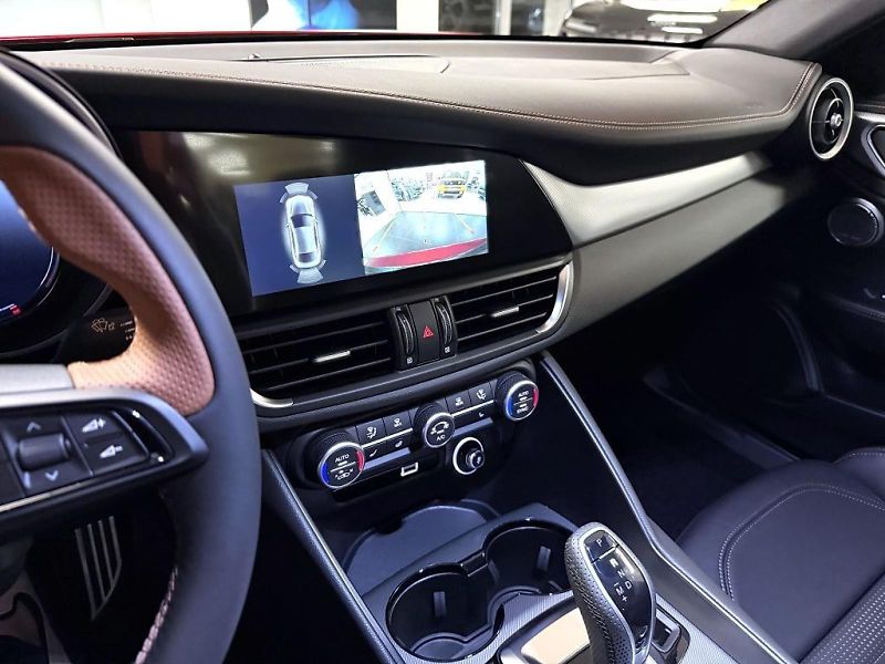 Alfa Romeo Giulia (2026) 2.0T 280k AT8 ZF Q4 4x4 Intens - fotka 15 z 23