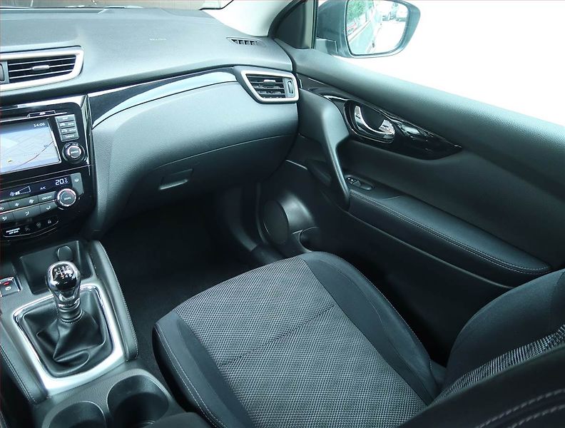 Nissan Qashqai (2014) 1.2 DIG-T, Navi, Tempomat - fotka 8 z 16