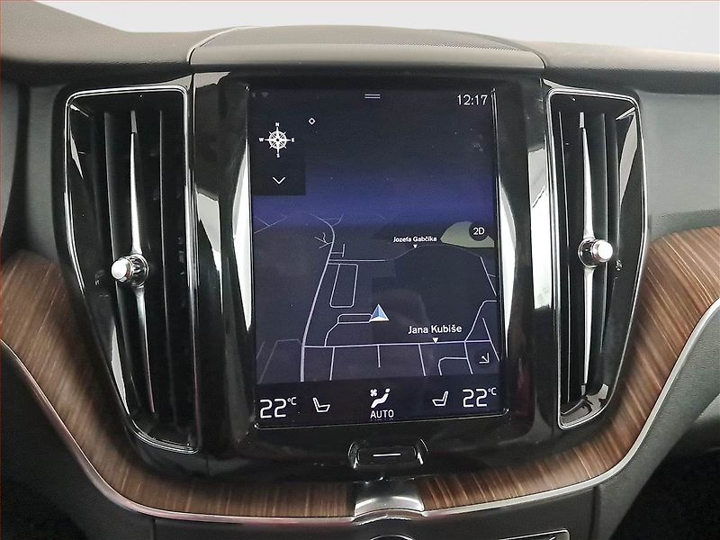 Volvo XC60 (2018) D4 AWD - fotka 21 z 24