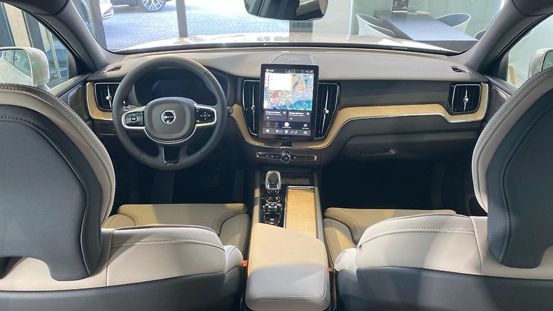Volvo XC60 (2026) PLUS BRIGHT, B5 AWD, 184+10 kW - fotka 12 z 14