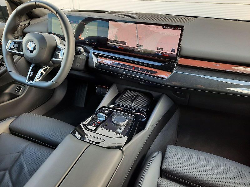 BMW Řada 5 (2025) 540d xDrive Touring M Sport - fotka 9 z 14