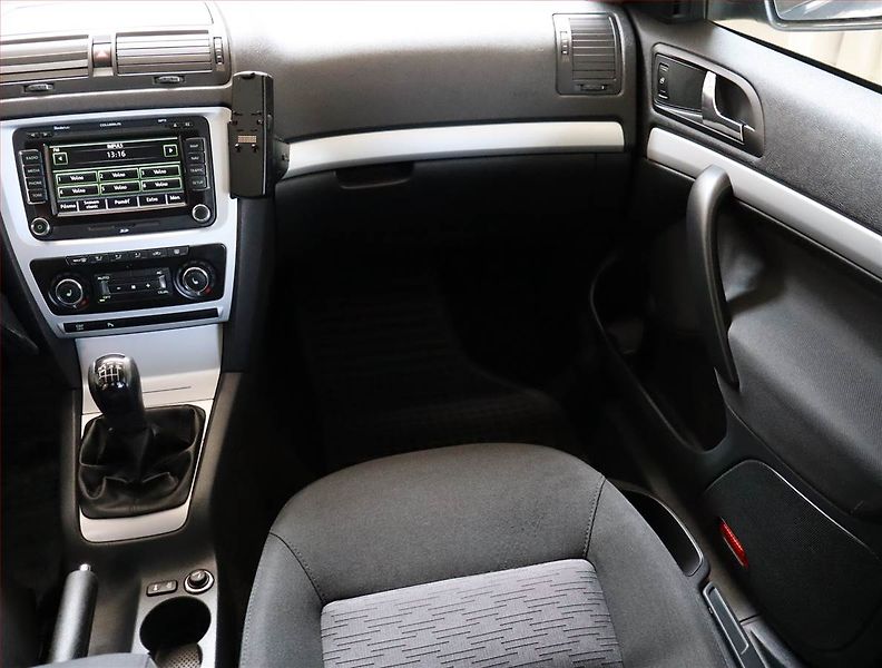 Škoda Octavia (2009) Ambiente 2.0 TDI, Navi - fotka 8 z 19