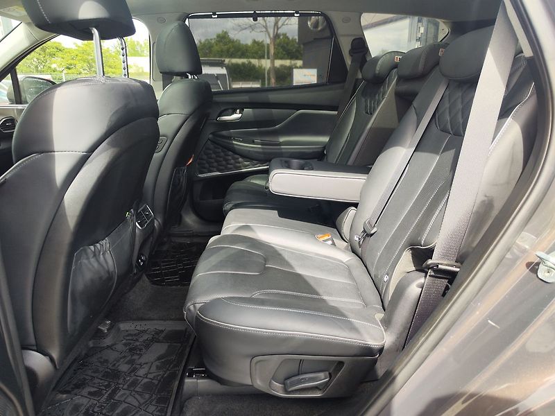 Hyundai Santa Fe 2.2 CRDI/148kW Style PRM DCT 4 - fotka 15 z 38