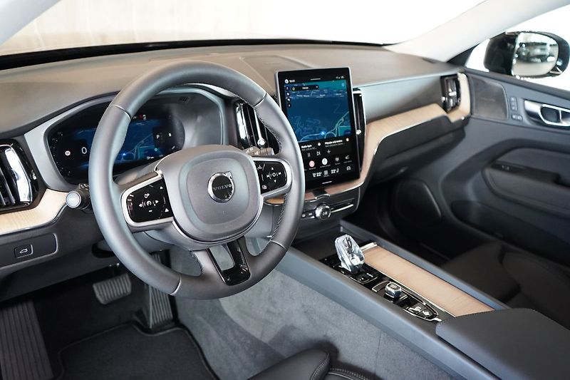 Volvo XC60 B5 AWD PLUS Dark LCI, H/K, LED - fotka 16 z 48