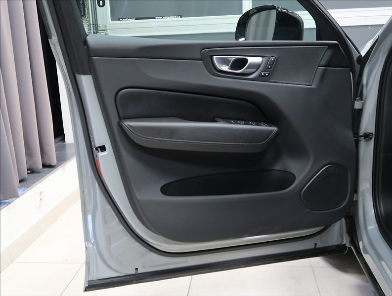 Volvo XC60 2,0 B4 AWD PLUS DARK - fotka 8 z 55