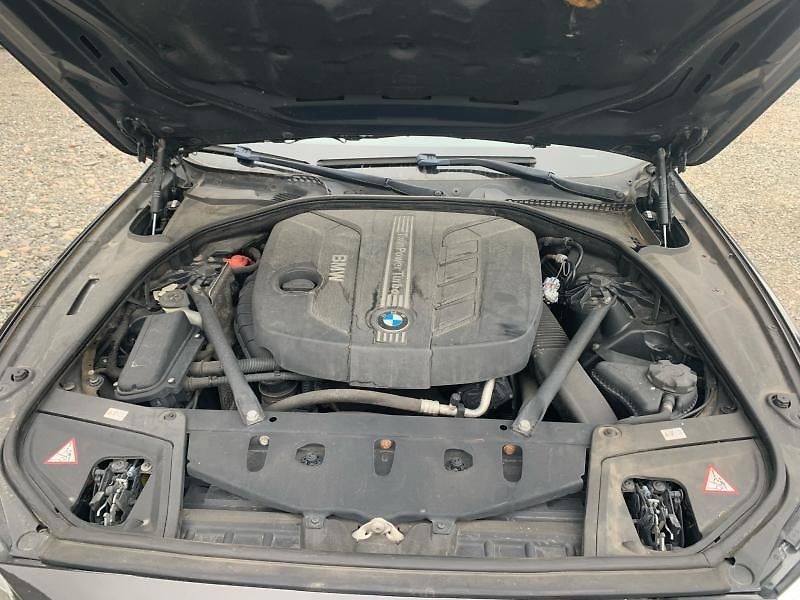 BMW Řada 5 (2013) 520d - fotka 9 z 12