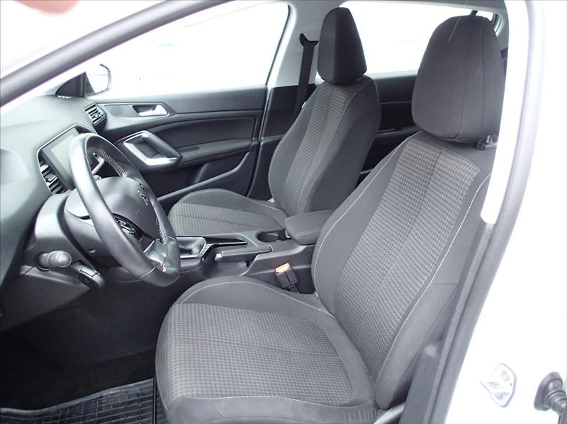 Peugeot 308 1,2 PureTech 81kw,Po SERVISU!! - fotka 8 z 29