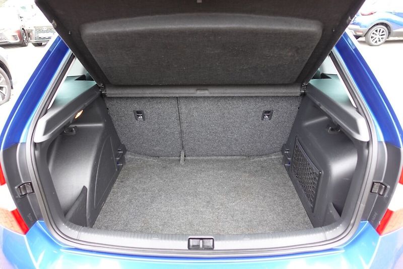 Škoda Rapid 1.6 TDI CR 66kW Ambition Fresh - fotka 13 z 24