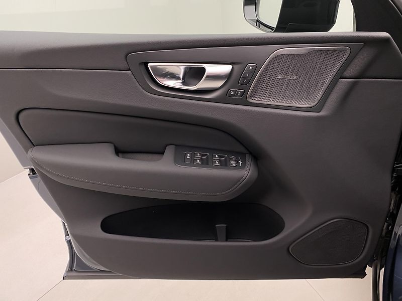 Volvo XC60 (2026) B5 AWD AUT ULTRA BLACK EDITION - fotka 7 z 70