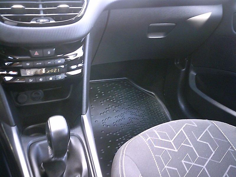 Peugeot 2008 1.2i KOUPENO ČR,1.MAJITEL - fotka 14 z 14