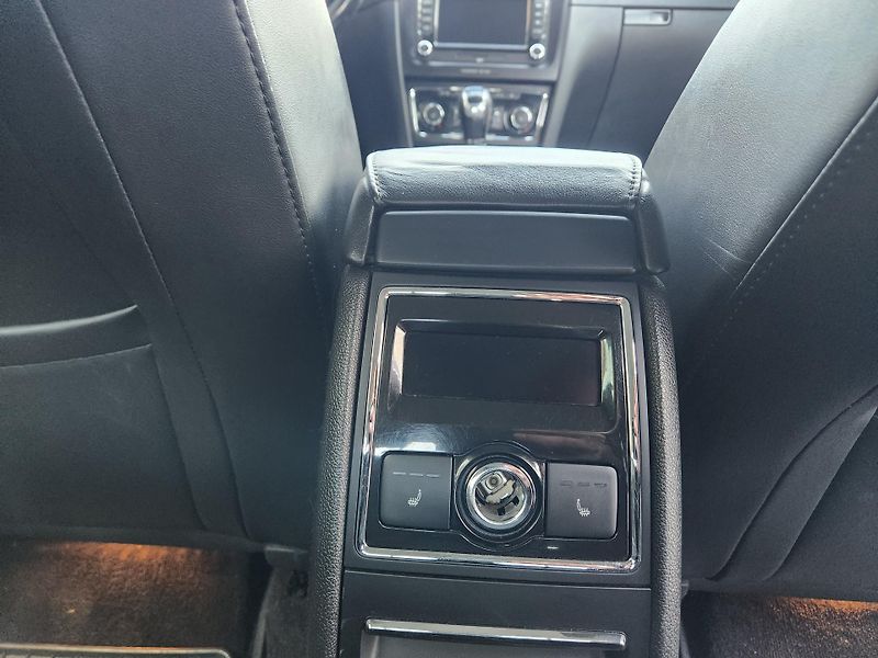 Škoda Superb 2.0-PRAV.SERVIS-TOP VÝBAVA - fotka 20 z 37