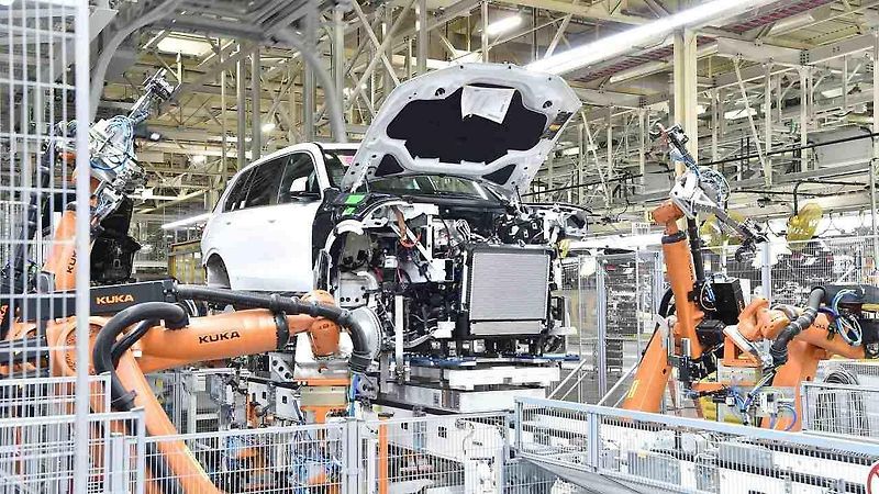 Záběry z výroby prototypů nového BMW X7.