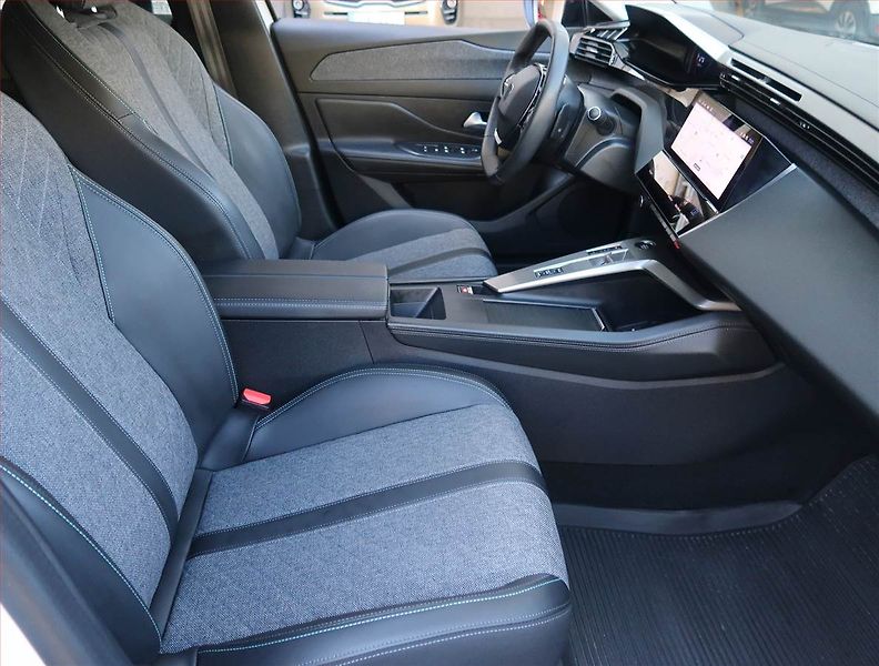 Peugeot 408 (2024) 1.2 PureTech - fotka 9 z 22