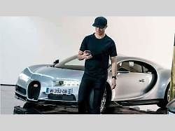 Cristiano Ronaldo a jeho Bugatti Veyron.