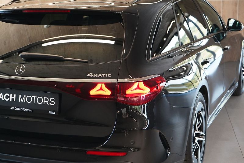 Mercedes-Benz Třídy E 220d 4MATIC AMG, Pano, Tažné - fotka 9 z 49