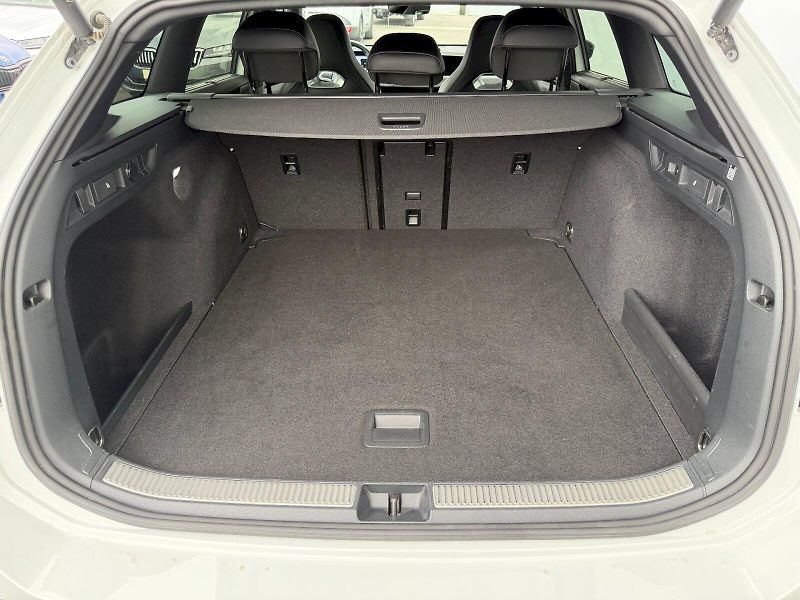 Volkswagen Passat (2024) 2.0 TDI 110 kW R-LINE - fotka 33 z 35
