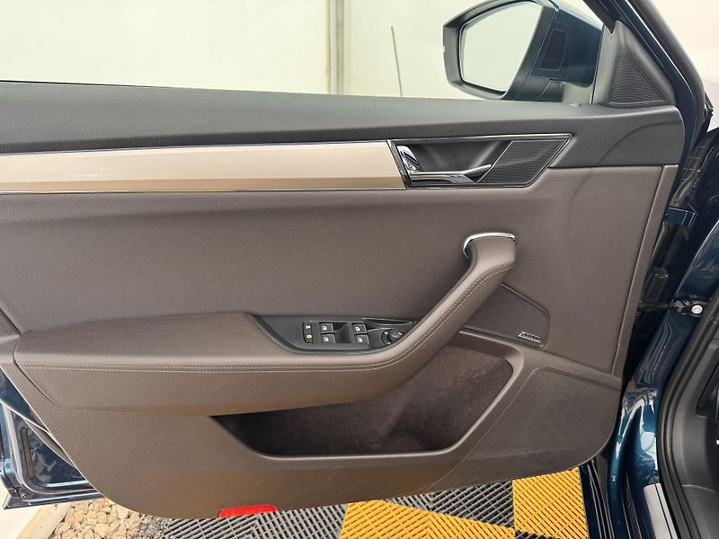 Škoda Superb 1.4tsi*Plug-In*160kw*L&K*PANO* - fotka 9 z 44