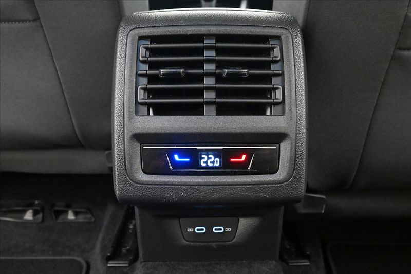 Volkswagen Golf 2,0 TDI 110 kW Life Záruka až - fotka 21 z 30