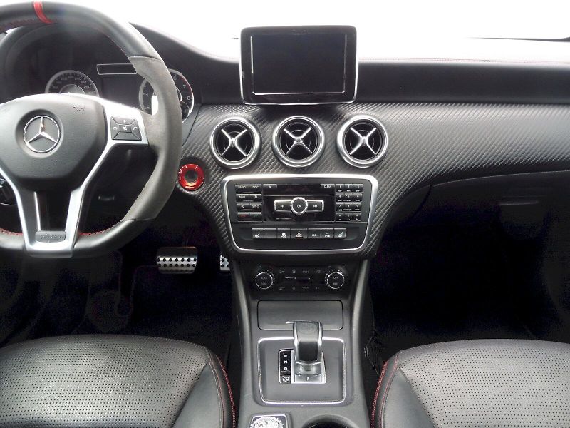Mercedes-Benz Třídy A (2013) A45 AMG 2,0 265kW 4MATIC Perfo - fotka 11 z 25