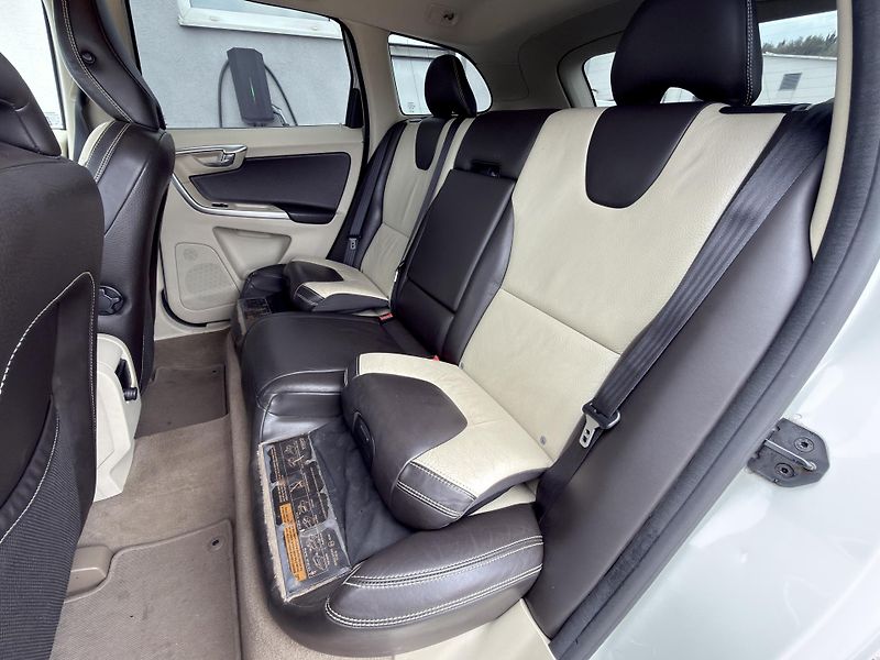 Volvo XC60 D5 AWD // SUMMUM // 151 kW - fotka 13 z 22