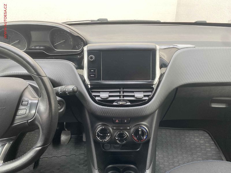 Peugeot 208 (2018) 1.2 PT, Style, kamera - fotka 12 z 15