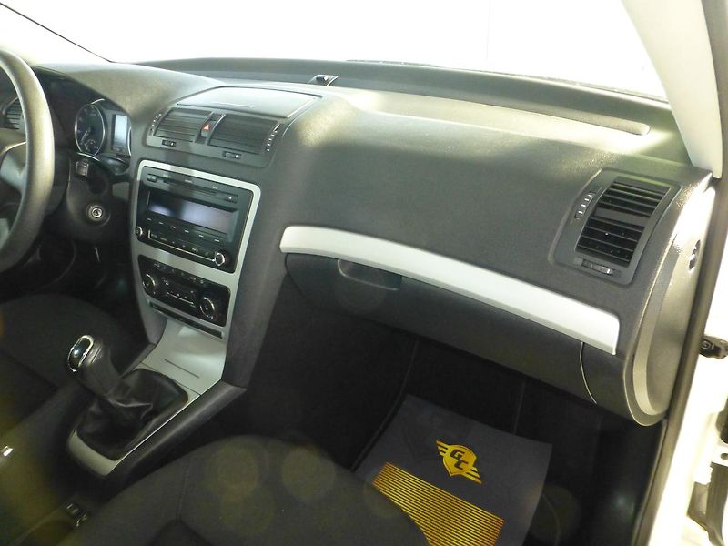 Škoda Octavia (2012) 2,0TDI*VYHŘ.S**ALU**XENON**4X4 - fotka 15 z 21