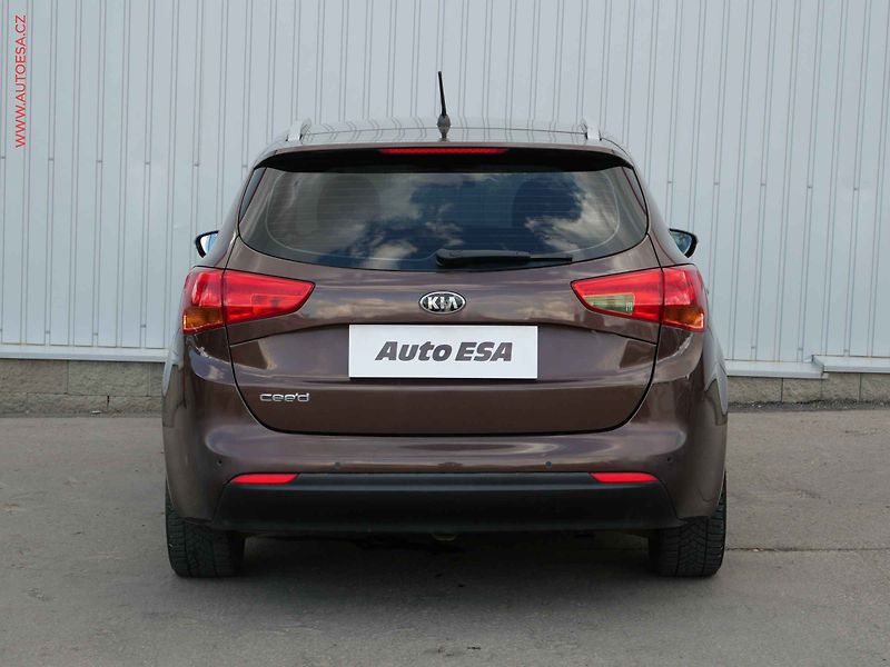 Kia Ceed (2014) 1.6 GDi, ČR, AC, tempo, park - fotka 5 z 18