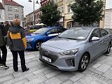 Sraz elektromobilů na náměstí ve Valašském Meziříčí, 5. srpna 2023.