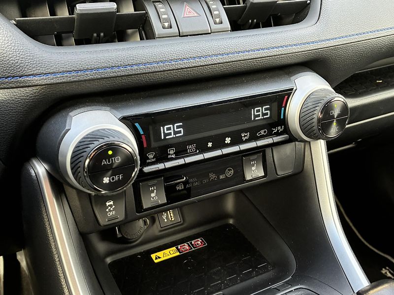 Toyota RAV4 2.5 HSD e-CVT AWD Selection - fotka 20 z 23