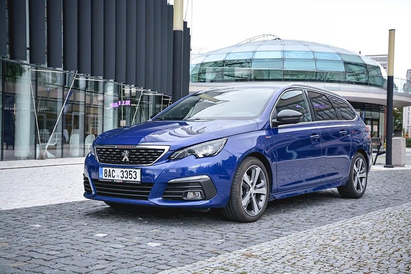 Peugeot 308 (2020) GT NAVI1.5 BlueHDi ČR 1MAJITEL - fotka 21 z 33