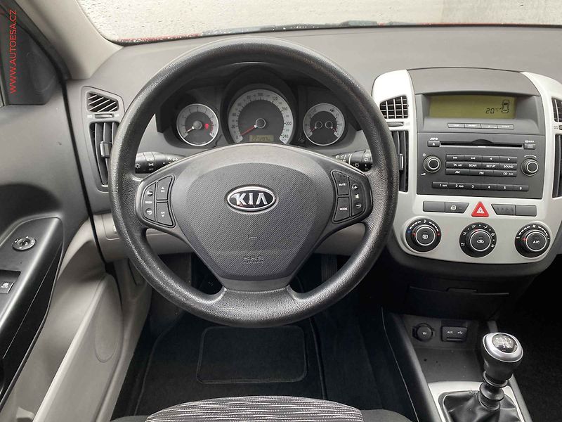 Kia Ceed (2008) 1.6i, ČR, AC - fotka 11 z 14