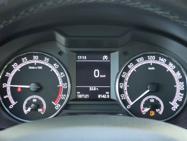 Škoda Octavia (2019) 1.6 TDI, Tempomat - fotka 10 z 16