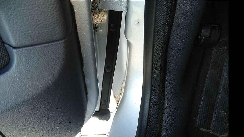 Boční lišty i lišty nárazníků zdobí chromový pásek, toto auto v základní výbavě není.